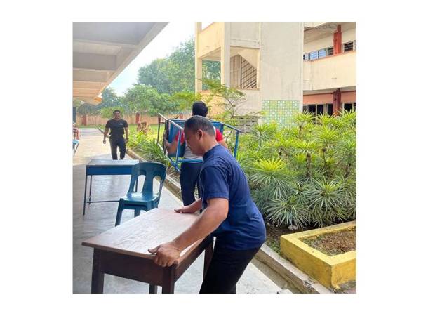 Mereka turut menyusun atur meja dan kerusi dalam kelas di SMK Seksyen 19, semalam.