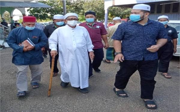 Abdul Hadi (tengah) selepas menyampaikan kuliah mingguan di Masjid Rusila, Marang pada Jumaat.