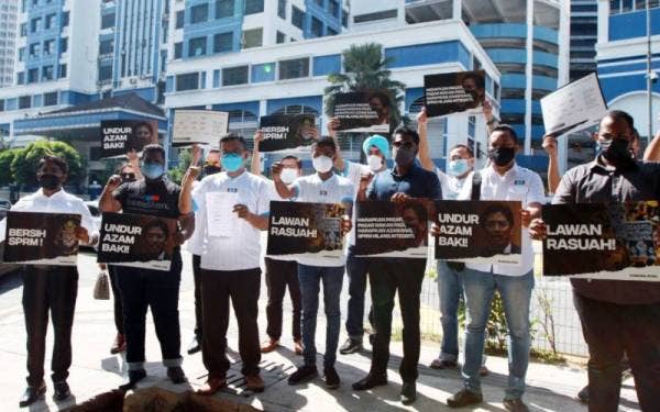 Ketua AMK, Akmal Nasrullah Mohd Nasir bersama penyokong selepas selesai membuat laporan polis terhadap Ketua Pesuruhjaya SPRM, Tan Sri Azam Baki di Ibu Pejabat Polis Daerah Dang Wangi, Kuala Lumpur pada Jumaat. - Foto Bernama