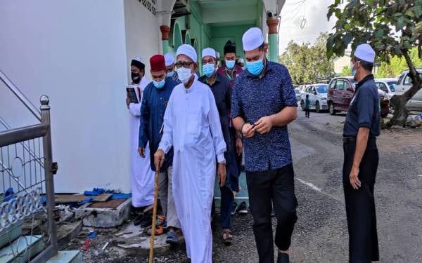Abdul Hadi selepas menyampaikan kuliah mingguan di Masjid Rusila, Marang pada Jumaat.
