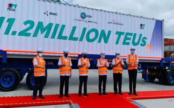 Ka Siong (tiga dari kanan) dan Hasni (tiga dari kiri) bergambar bersama kenamaan pada Majlis Meraikan Pencapaian PTP 2021 di Tanjung Pelepas, Iskandar Puteri pada Jumaat.