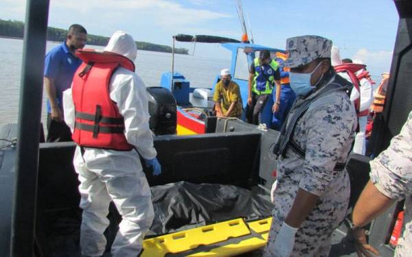Pasukan Maritim Malaysia mengangkat mayat lelaki yang ditemukan terapung di Pulau Terong, Parit Buntar pada Khamis. Foto Ihsan Maritim Malaysia.
