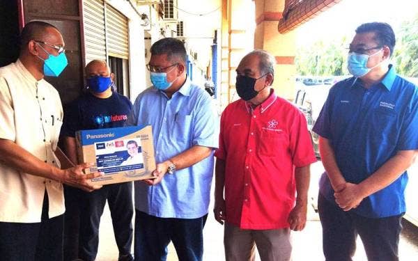 Saifuddin menyampaikan bantuan kotak.makanan kepada wakil Pas Indera Mahkota untuk diagihkan kepada mangsa banjir yang terjejas dalam majlis penyerahan di Pusat Khidmat Parlimen Indera Mahkota di sini pada Jumaat.