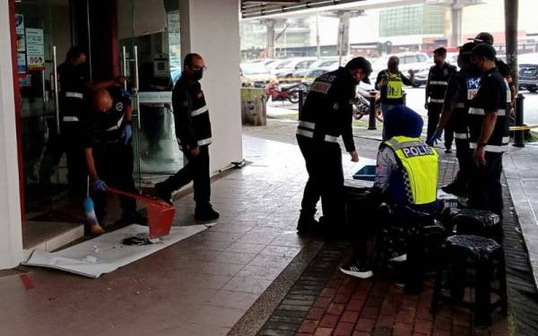 Anggota polis menjalankan siasatan di mesin pengeluaran wang (ATM) sebuah bank di Bandar Botanik, Bukit Tinggi di sini yang cuba dipecahkan dalam kejadian pagi Jumaat.