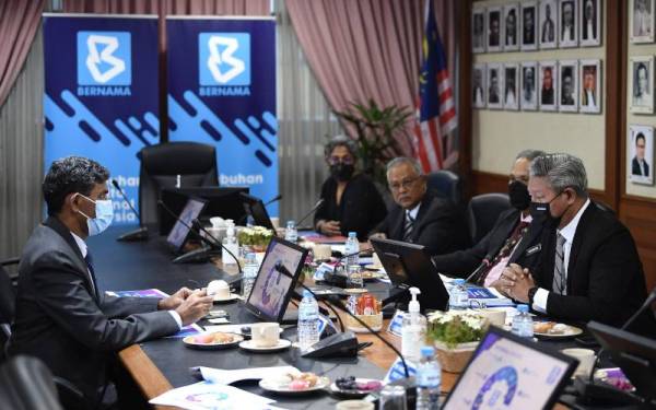 Reddy (kiri) diberi taklimat mengenai operasi Bernama dalam pertemuan selama sejam yang diketuai Mokhtar (kanan). - Foto Bernama