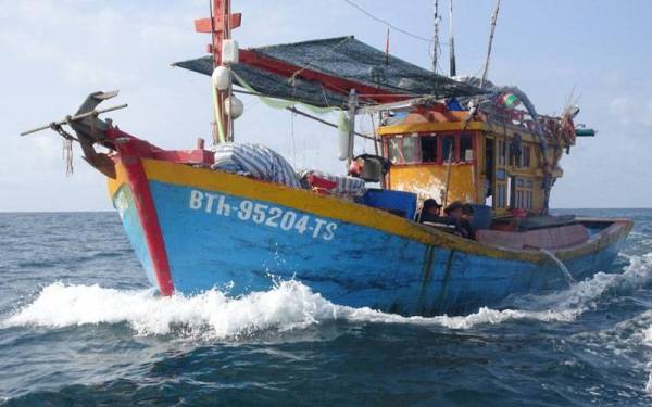 Salah sebuah bot nelayan Vietnam yang ditahan Maritim Malaysia Kelantan selepas menceroboh masuk ke negara ini dan merompak hasil laut negara pada Khamis.