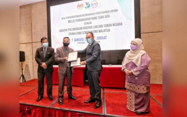 Shadan (dua dari kanan) dan Abdul Kadir (dua dari kiri) bertukar dokumen ketika Majlis Menandatangani MoU antara MPHTJ dan Perhilitan Semenanjung Malaysia di Ayer Keroh pada Jumaat.