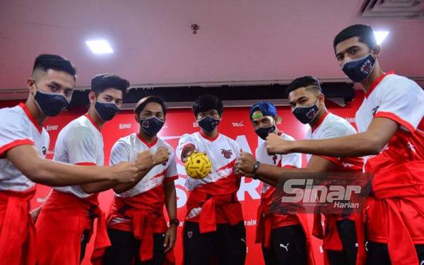 Sobey bersama pemain Kelantan Warriors sempena Road Tour STL 2021/22 Kelantan Warriors di Kumpulan Media Karangkraf, pada Jumaat. - FOTO ASRIL ASWANDI SHUKOR