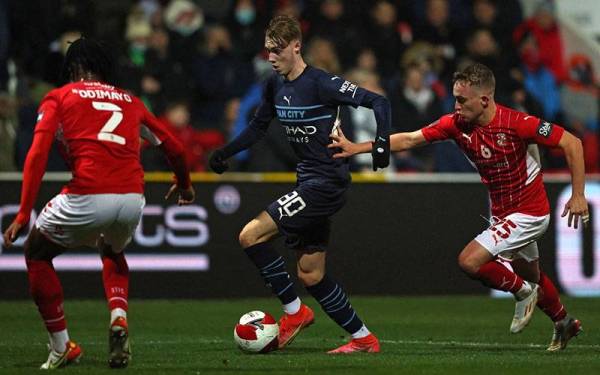 Palmer mengawal bola walaupun cuba diasak dua pertahanan Swindon Town - Foto goal