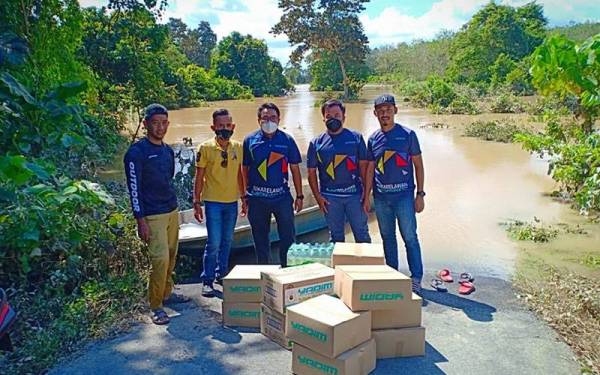 Kakitangan Yadim Johor menghantar bantuan makanan kepada mangsa banjir di Kampung Bukit Mentaus.
