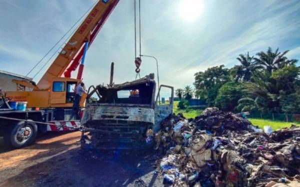 Keadaan di lokasi selepas kemalangan awal pagi Sabtu.