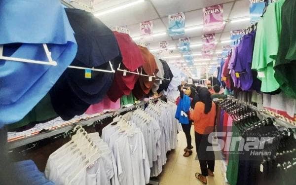 Barangan kelengkapan persekolahan masih dijual pada harga sama seperti tahun sebelum.