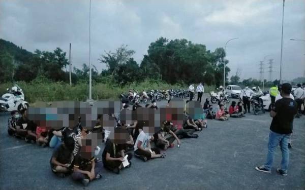 Antara penunggang motosikal yang ditahan polis dalam Op Samseng Jalanan di sekitar daerah Kuala Terengganu, pada Jumaat.