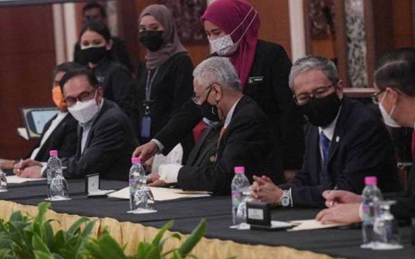 Ismail Sabri (tengah) ketika sesi Majlis Menandatangani Memorandum Persefahaman Transformasi dan Kestabilan Politik di antara kerajaan Persekutuan dan Pakatan Harapan. - Foto Bernama
