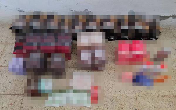 Batalion 7 PGA Kuantan merampas pelbagai barangan kosmetik yang diseludup masuk ke negara ini secara tidak sah bernilai RM7,397 di pangkalan haram Kak Mah, Rantau Panjang pada Sabtu.
