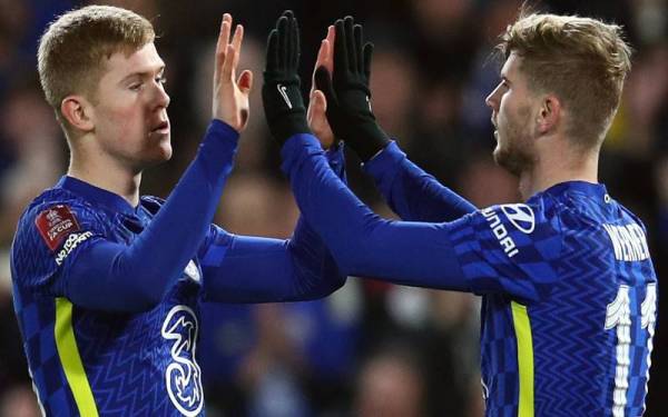 Hall (kiri) berjaya menampilkan aksi yang mengagumkan ketika bantu Chelsea menang keatas Chesterfield.