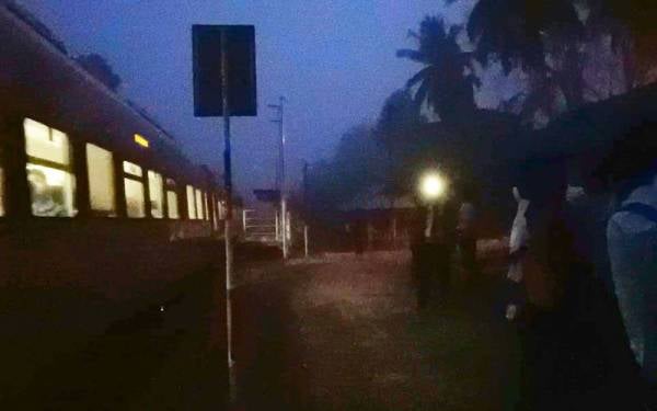 Keterujaan hari pertama persekolahan bertukar menjadi sedih apabila kereta api yang dinanti tidak berhenti.