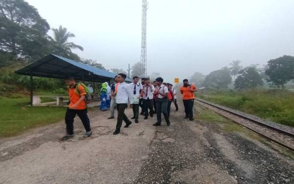 Pelajar-pelajar di Kuala Gris mengambil keputusan untuk pulang ke rumah dan tidak hadir ke sekolah pada hari pertama selepas ditinggal kereta api.