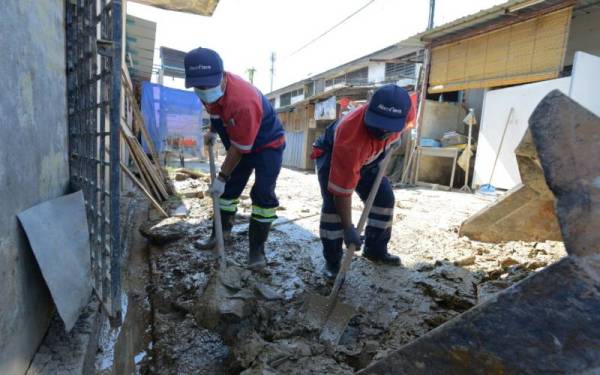 Petugas Alam Flora membersihkan kawasan longkang bagi mengelak saliran tersumbat di Taman Sri Serdang, Hulu Langat