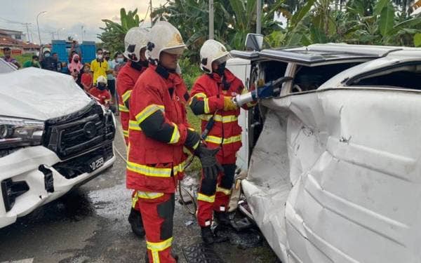 Pihak bomba berada di lokasi kejadian bagi operasi mengeluarkan mangsa tersepit dalam kemalangan di simpang Taman Semarak, Jalan Kuhara Tawau.