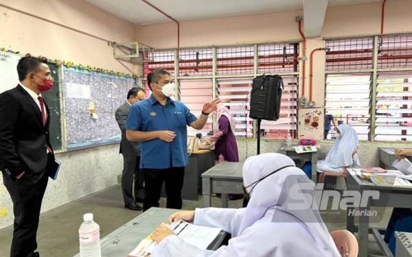 Dr Radzi Jidin (tengah) melawat ke Sekolah Menengah Kebangsaan (SMK) Sultan Ismail di Kota Bharu pada Ahad.