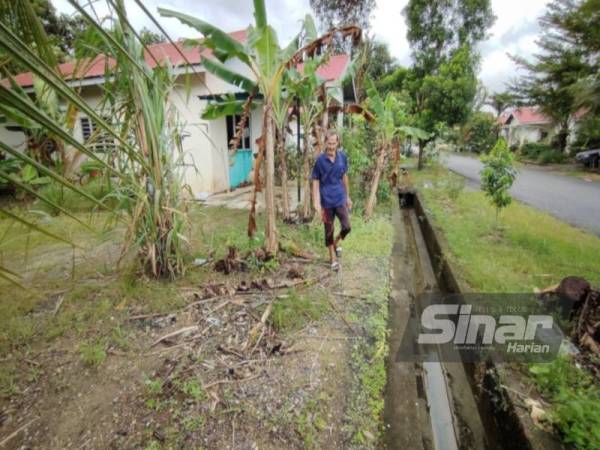 Saad menjelaskan kebiasaannya air longkang mengalir perlahan setiap kali hujan lebat dan penduduk di kawasan itu terpaksa berpindah ke PPS berhampiran.