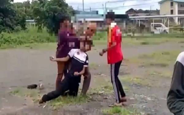 Seorang remaja lelaki dibelasah sekumpulan remaja lain dipercayai rakannya dalam kejadian di Tapak Tamu Pekan Kunak dan videonya turut tular di media sosial.