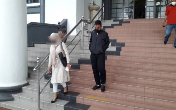 Asdi (kanan) didakwa di Mahkamah Sesyen Johor Bahru pada Ahad selepas didakwa atas pertuduhan cuba memberi rasuah kepada seorang jurutera JKR pada tahun lalu.