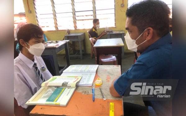 Radzi (kanan) bermesra dengan pelajar Sekolah Menengah Kebangsaan (SMK) Sultan Ismail, Kota Bharu ketika lawatan beliau pada Ahad. - Foto Sinar Harian
