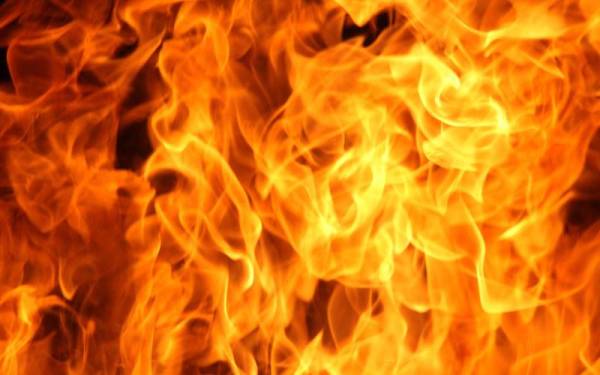 Sepasang suami isteri rentung manakala tujuh lagi melecur dalam kebakaran membabitkan kira-kira 40 rumah di Kampung Sungai Buaya, Jalan Tawau Lama di sini tengah malam Sabtu. Foto hiasan 123RF