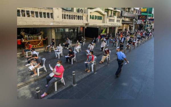 Berikutan kes Covid-19 terus meningkat, Thailand kini bersiap sedia menghadapi gelombang baharu jangkitan. - Foto AP