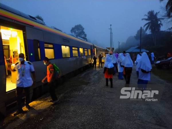 Tinjauan Sinar Harian mendapati kereta api Shuttle Timuran No 51 yang berlepas dari Stesen Tumpat tiba tepat waktunya pada jam 7.07 pagi.
