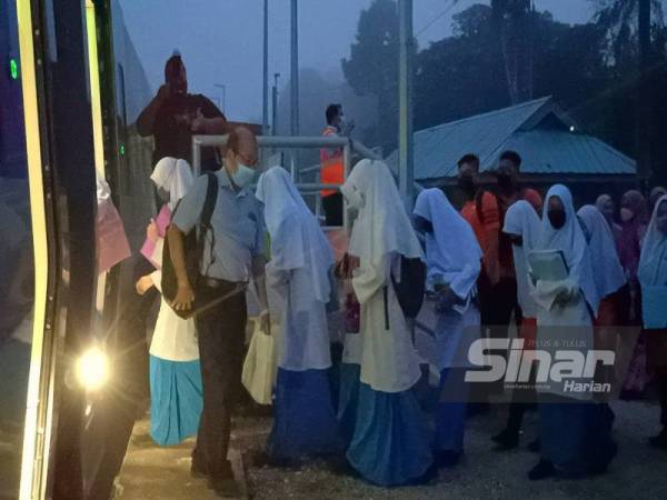 Kira-kira 100 pelajar di Kampung Kuala Gris, Kuala Krai yang terkandas pada Ahad susulan kereta api tidak berhenti di Hentian Kuala Gris kembali semula ke sekolah pada Isnin.