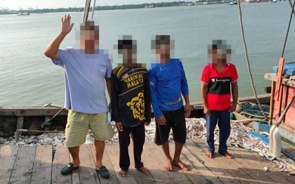 Empat nelayan menggunakan bot nelayan tempatan kelas B ditahan selepas dikesan melakukan aktiviti menunda pada jarak 4.1 batu nautika barat Kuala Selangor pagi Ahad.