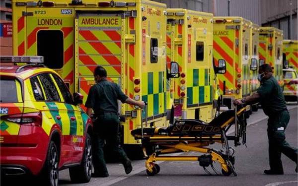Barisan ambulans anggota paramedik kelihatan di luar Hospital Royal London di kawasan Whitechapel, timur London. - Foto AP