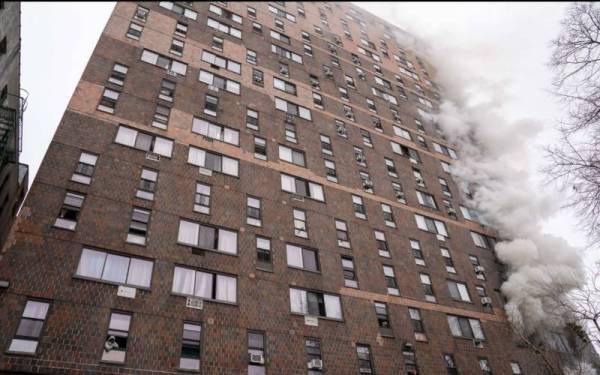 Sebuah bangunan apartmen terbakar di Bronx, New York pada Ahad.
Foto: New York Daily News/Getty Images