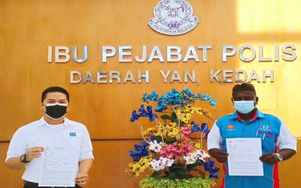 Mohammed Firdaus (kiri) setelah selesai membuat laporan di IPD Yan pada Ahad.