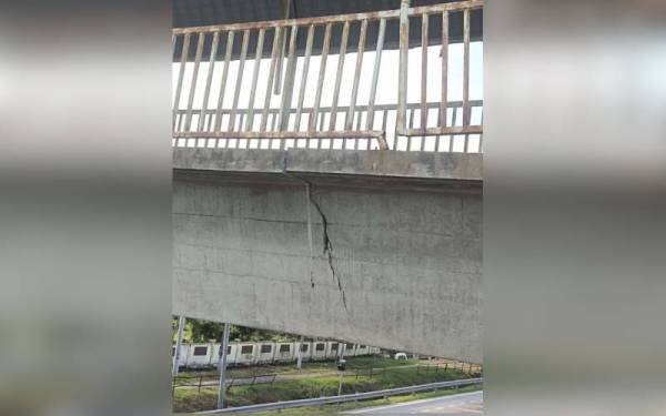 Rekahan pada jejantas pejalan kaki di hadapan SMK Pengkalan Permatang di Laluan Persekutuan 5, Kuala Selangor.