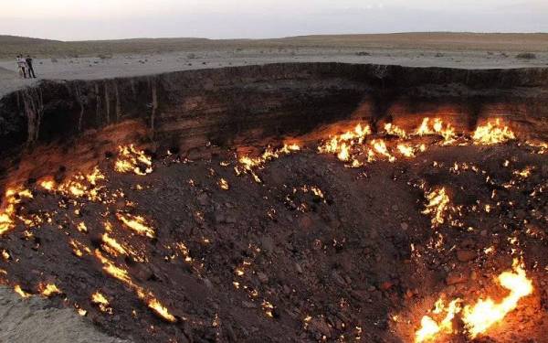 Gambar fail menunjukkan 'Pintu ke Neraka' di Gurun Karakum, kira-kira lebih 256 kilometer ke utara ibu kota Ashgabat, Turkmenistan. - Foto AFP/Getty Images