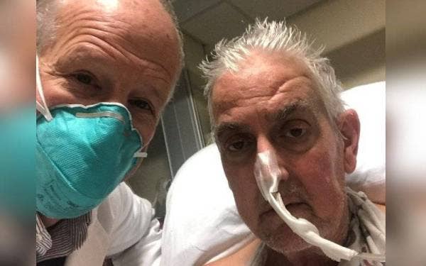 David Bennett (kanan) sebelum menerima jantung dari khinzir. - Foto Universiti of Maryland School of Medicine