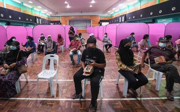 Sebahagian mangsa-mangsa banjir sekitar Panchor yang ditempatkan di PPS di Kompleks Sukan Pagoh pada Sabtu. - Foto Bernama