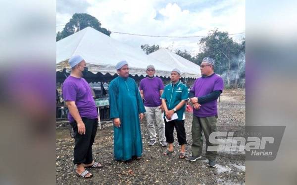 Imam Tua, Armin Azahari Mamat (dua,kanan) yang turut menyertai misi sumbangan kepada mangsa-mangsa banjir di Mentakab, Pahang.