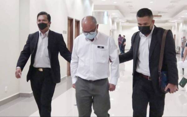 Tertuduh (tengah) dijel tiga bulan dan denda RM20,000 selepas mengaku bersalah di Mahkamah Sesyen Kuantan atas pertuduhan menyalahgunakan jawatan untuk mendapat suapan, lapan tahun lalu.