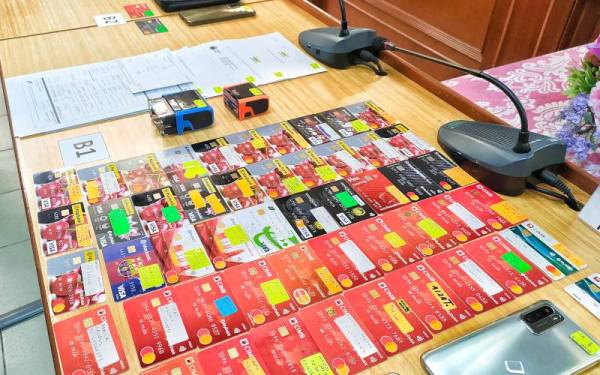 Sebahagian kad ATM yang dirampas dalam serbuan itu.