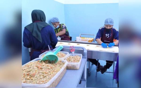 Pekerja kilang pembuatan milik Hassmira memproses risol untuk dijual kepada pelanggan. - Foto UMK