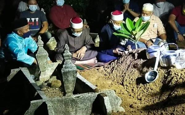 Jenazah Allahyarham Abdul Wahab selamat dikebumikan di Tanah Perkuburan Islam Jalan Bukit Ubi di sini jam 9.40 malam pada Selasa.