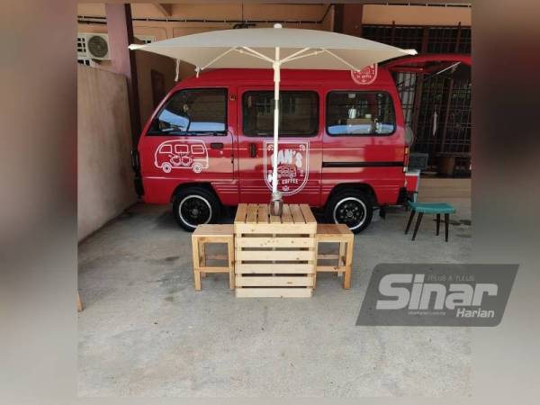 Naim kini membuka 'kedai' dirumahnya di Jalan Sultan Yahya Petra di sini.