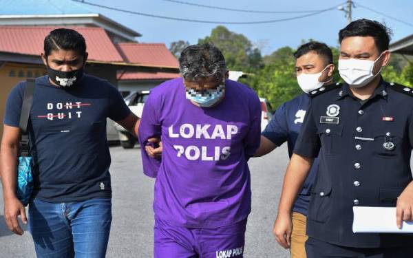 Seorang doktor sebuah klinik swasta berusia 51 tahun (tengah) disambung reman dua hari lagi bagi membantu siasatan berhubung dakwaan menjual sijil vaksinasi Covid-19 palsu di Mahkamah Majistret Marang, Terengganu pada Selasa.
