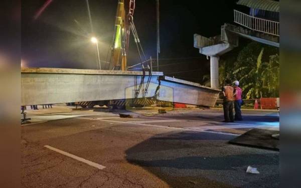 Kerja-kerja menurunkan rasuk jejantas pejalan kaki yang mengalami rekahan di Seksyen 484.6 Laluan Persekutuan 5 (FR005) berhadapan SMK Pengkalan Permatang disiapkan lebih awal daripada jadual asal.