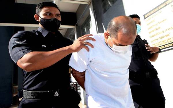 Mahkamah Majistret hari ini memerintahkan kes Ahmad Noor Azhar, 34, (tengah) yang menyerang pengawal keselamatan di sebuah kondominium dua tahun lalu sehingga menyebabkan kematian dipindahkan ke Mahkamah Tinggi Ipoh. Foto Bernama